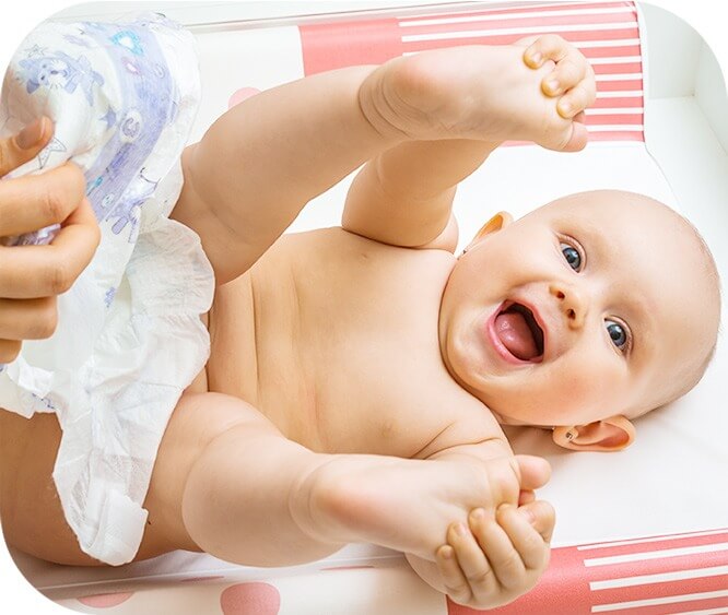 女子幫嬰兒寶寶在家裡小房間更換尿布