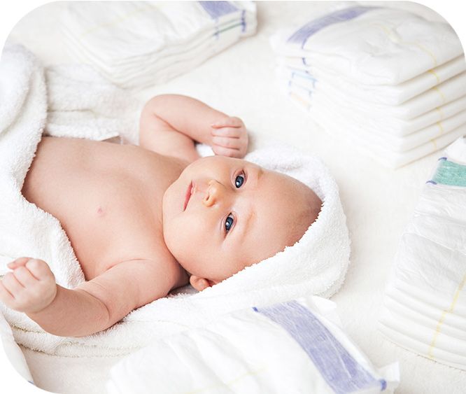 可愛的嬰兒寶寶躺在尿布堆中