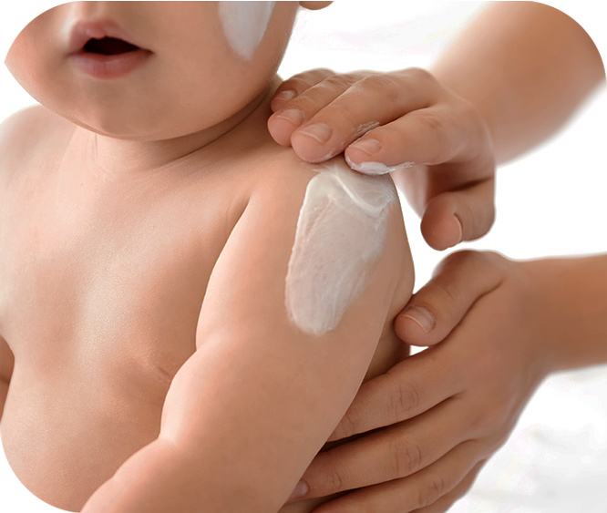 女子對她的嬰兒擦拭身體乳霜