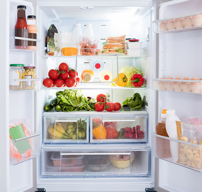 乾淨的冰箱內層，收納整齊所有蔬果和食材