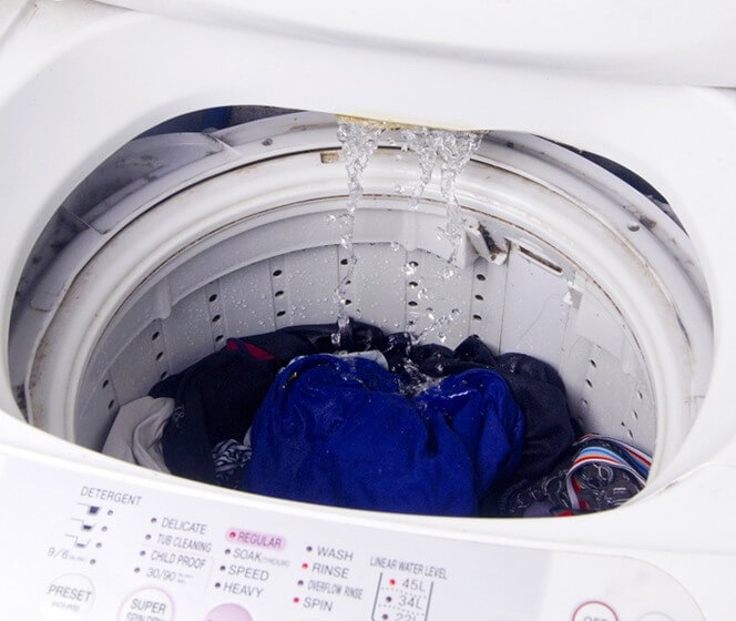 直立式洗衣機正在注水準備清洗