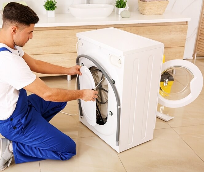 專業清潔人員正在拆卸洗衣機做清洗